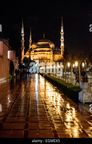 ISTANBUL, Turchia / Türkiye - Una vista della Moschea Blu di notte da Piazza Sultanahmet. Mentre è ampiamente conosciuta come Moschea Blu per le sue piastrelle interne, il nome formale della moschea è Moschea del Sultano Ahmed (o Sultan Ahmet Camii in turco). Fu costruito tra il 1609 e il 1616 durante il regno del sultano Ahmed I. Foto Stock