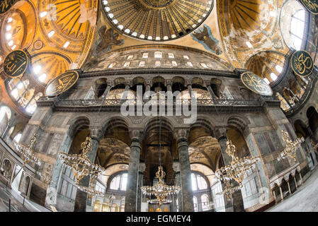 ISTANBUL, Turchia / Türkiye: Un'immagine ultra grandangolare all'interno della sala principale di Hagia Sophia a Istanbul. Originariamente costruito nel 537, è servito come cattedrale ortodossa orientale, cattedrale cattolica romana, moschea e ora museo. Conosciuta anche come Ayasofya o Aya Sofia, è uno dei principali punti di riferimento di Istanbul. Foto Stock