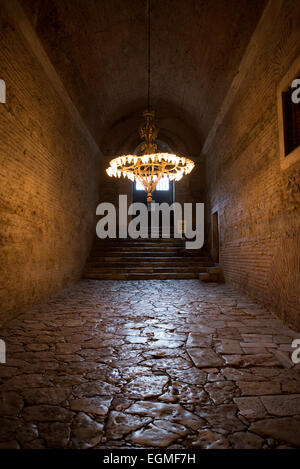 ISTANBUL, Turchia: Una rampa di pietra si snoda verso l'alto dal piano principale di Hagia Sophia alle sue gallerie superiori. Questo antico passaggio, costruito durante il periodo bizantino, forniva l'accesso ai livelli superiori della chiesa. La superficie di ciottoli e l'inclinazione graduale facilitavano il movimento tra i pavimenti. Foto Stock