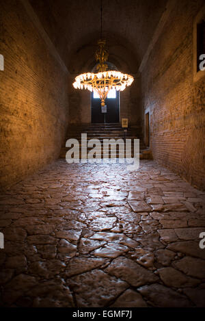 ISTANBUL, Turchia: Una rampa di pietra si snoda verso l'alto dal piano principale di Hagia Sophia alle sue gallerie superiori. Questo antico passaggio, costruito durante il periodo bizantino, forniva l'accesso ai livelli superiori della chiesa. La superficie di ciottoli e l'inclinazione graduale facilitavano il movimento tra i pavimenti. Foto Stock