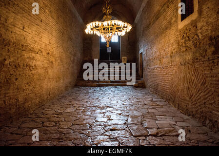 ISTANBUL, Turchia: Una rampa di pietra si snoda verso l'alto dal piano principale di Hagia Sophia alle sue gallerie superiori. Questo antico passaggio, costruito durante il periodo bizantino, forniva l'accesso ai livelli superiori della chiesa. La superficie di ciottoli e l'inclinazione graduale facilitavano il movimento tra i pavimenti. Foto Stock