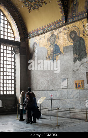 ISTANBUL, Turchia / Türkiye - risalente al 1261 circa, il mosaico di Deësis si trova nella chiusura imperiale delle gallerie superiori di Santa Sofia. In questo pannello la Vergine Maria e Giovanni Battista (Ioannes Prodromos), entrambi mostrati in tre quarti di profilo, implorano l'intercessione di Cristo Pantocratore per l'umanità nel giorno del giudizio. Originariamente costruito nel 537, è servito come cattedrale ortodossa orientale, cattedrale cattolica romana, moschea e ora museo. Conosciuta anche come Ayasofya o Aya Sofia, è uno dei principali punti di riferimento di Istanbul. Foto Stock