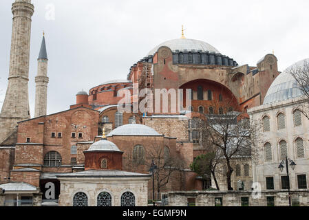 ISTANBUL, Turchia / Türkiye — originariamente costruita nel 537, è stata utilizzata come cattedrale ortodossa, cattedrale cattolica romana, moschea e ora museo. Conosciuta anche come Ayasofya o Aya Sofia, è uno dei principali punti di riferimento di Istanbul. Foto Stock