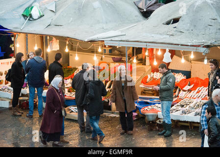 Mercato del pesce di Karakoy Istanbul Turchia // ISTANBUL, Turchia - pesce fresco e frutti di mare in mostra al mercato del pesce di Karakoy vicino al ponte Galata sulla riva settentrionale del Corno d'Oro. Conosciuto localmente come il Karakoy Balik Pazari, il mercato serve residenti locali e ristoranti nelle vicinanze. Il mercato all'aperto in questa forma è stato demolito durante la notte dalle autorità municipali nel giugno 2015, dopo di che i pescivendoli si sono trasferiti in una nuova struttura al coperto nelle vicinanze. Foto Stock