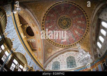 ISTANBUL, Turchia / Türkiye: La sontuosa sala del Trono Imperiale nell'Harem del Palazzo Topkapi, Istanbul. Questa camera riccamente decorata, adornata con intricate piastrelle di Iznik, ornamenti dorati e ricchi arredi, serviva come sala privata per il pubblico del Sultano ottomano all'interno degli isolati confini dell'harem imperiale. Foto Stock