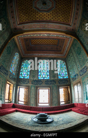 Topkapi Palace Twin Kiosk Interior Istanbul Türkiye // ISTANBUL, Turchia / Türkiye (Türkiye) — il chiosco gemello al Palazzo Topkapi consiste di due camere private costruite nel XVII secolo, in tempi diversi. E' decorato con piastrelle Iznik e attinge ad un certo numero di stili ottomani classici usati in tutto il palazzo. Dal XVIII secolo, il chiosco gemello fu utilizzato come camera privata del principe ereditario. L'Harem imperiale era il santuario interno del Palazzo Topkapi dove vivevano il sultano e la sua famiglia. In piedi su una penisola che si affaccia sullo stretto del Bosforo e sul Corno d'Oro, il Palazzo Topkapi lo era Foto Stock