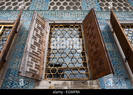 ISTANBUL, Turchia / Türkiye — il cortile dei favoriti nell'Harem imperiale del Palazzo Topkapi. L'Harem imperiale era il santuario interno del Palazzo Topkapi dove vivevano il sultano e la sua famiglia. Situato su una penisola affacciata sullo stretto del Bosforo e sul Corno d'Oro, il Palazzo Topkapi fu la residenza principale dei sultani ottomani per circa 400 anni (1465-1856) del loro regno di 624 anni. Foto Stock