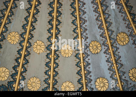 Iznik Tiles Topkapi Palace Istanbul // ISTANBUL, Turchia - intricate piastrelle Iznik adornano le pareti del Palazzo Topkapi, Istanbul. Questi capolavori di ceramica colorata, caratterizzati da motivi floreali e motivi geometrici in vibranti blu, rossi e verdi, esemplificano il pinnacolo dell'arte decorativa ottomana del XVI secolo. Foto Stock