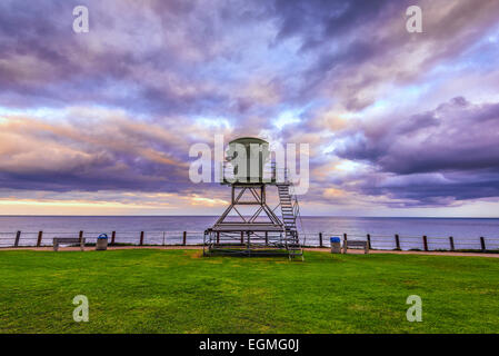 Lifeguard tower con le nuvole in background visto da Ellen Browning Scripps Park. La Jolla, California, Stati Uniti. Foto Stock