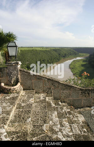 Vista del fiume Chavon da Altos de Chavon Village a La Romana, Repubblica Dominicana. Foto Stock