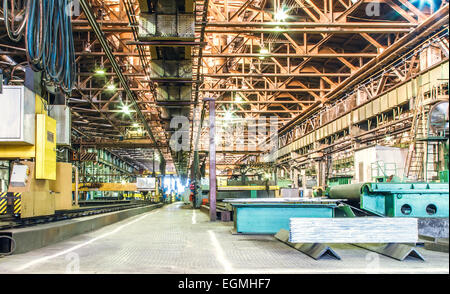 Negozio di macchina in carburo di silicio metallurgico lavori dentro la camera Foto Stock