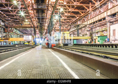 Negozio di macchina in carburo di silicio metallurgico lavori dentro la camera Foto Stock