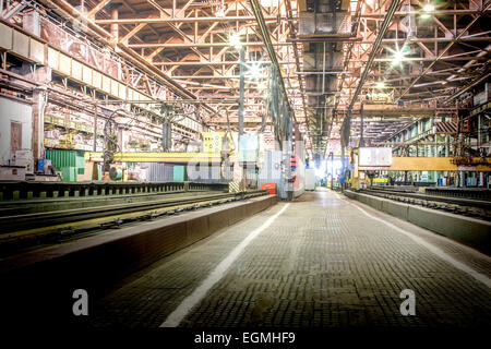 Negozio di macchina in carburo di silicio metallurgico lavori dentro la camera Foto Stock