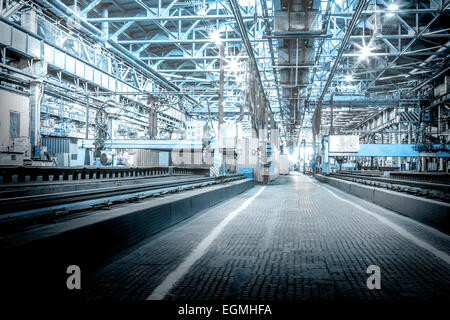 Negozio di macchina in carburo di silicio metallurgico lavori dentro la camera Foto Stock