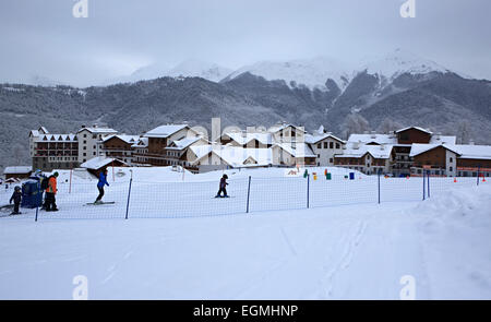 Priyut Pandy e Cavalieri Hotel Lodge in Roza Khutor plateau Foto Stock