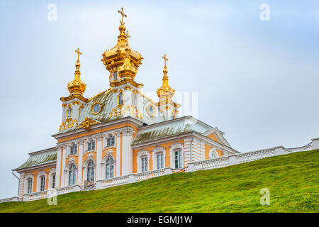 Chiesa dei Santi Pietro e Paolo sulla collina di Peterhof, San Pietroburgo, Russia. È stato costruito nel 1747-1751 Rastrelli architec Foto Stock