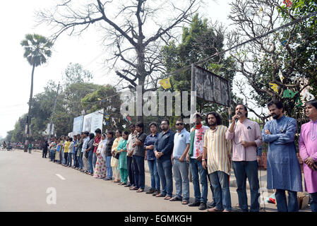 Dacca in Bangladesh. Il 27 febbraio, 2015. Gli attivisti sociali, blogger e scrittori di partecipare a una manifestazione di protesta chiedendo l arresto del killer a Dhaka zona dell'università di Dhaka, Bangladesh, 27 febbraio 2015. Unknown assalitori giovedì notte hacked un blogger del Bangladesh a morte nella capitale Dhaka. Credito: Shariful Islam/Xinhua/Alamy Live News Foto Stock