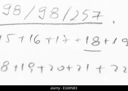Scuola Notebook con scritte a mano le equazioni di Algebra Foto Stock
