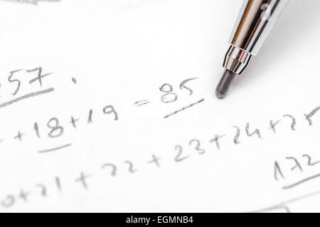 Risoluzione di equazioni di Algebra prova su carta con matita Foto Stock