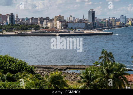Guardando sulla baia verso l'Avana Città dal Castillo del Morro, Cuba. Foto Stock