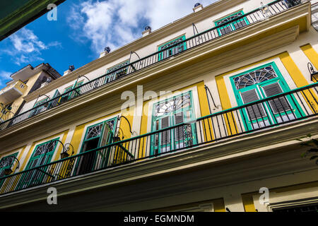 Recentemente ristrutturato in stile coloniale balcone e balaustre in Avana, Cuba. Foto Stock