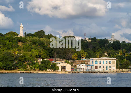 La vista sulla baia di Avana a Casablanca e il Cristo de La Habana, Cuba. Il lavoro di Jilma Madera, 1958. Foto Stock