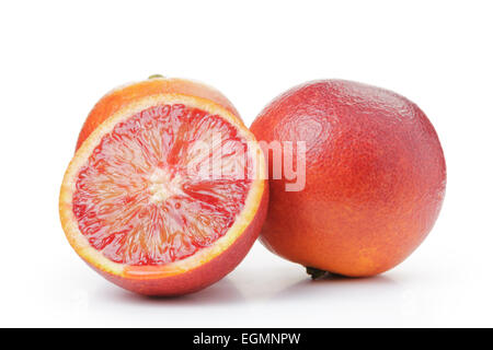 Ripe rosso sangue di arance con metà isolato su bianco Foto Stock