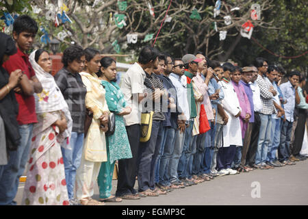 Dacca in Bangladesh. Il 27 febbraio, 2015. Gli attivisti del Bangladesh si sono riuniti presso Shahabag area per protestare Avijit della morte, Dhaka, Bangladesh. Il 27 febbraio 2015. Unidentified assalitori hanno violato la morte Bangladeshi-American prominente blogger Avijit Roy e gravemente ferito il suo blogger moglie Rafida Ahmed Banna. La polizia ha detto il giovane è venuto sotto attacco nei pressi di TSC intersezione all università di Dhaka intorno 9:30pm Giovedì. Alcuni zeloti islamici sono stati minacciano Avijit, un bioingegnere e un naturalizzato cittadino americano, che per la sua campagna attiva contro i radicali islamici. Credito: Suvra Kanti Das/ZUMA filo/Alamy Live ne Foto Stock