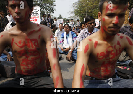 Dacca in Bangladesh. Il 27 febbraio, 2015. Gli attivisti del Bangladesh raccolti all università di Dhaka area per protestare Avijit della morte. Unidentified assalitori hanno violato la morte Bangladeshi-American prominente blogger Avijit Roy e gravemente ferito il suo blogger moglie Rafida Ahmed Banna. La polizia ha detto il giovane è venuto sotto attacco nei pressi di TSC intersezione all università di Dhaka intorno 9:30pm Giovedì. Alcuni zeloti islamici sono stati minacciano Avijit, un bioingegnere e un naturalizzato cittadino americano, che per la sua campagna attiva contro i radicali islamici. Credito: Suvra Kanti Das/ZUMA filo/Alamy Live News Foto Stock