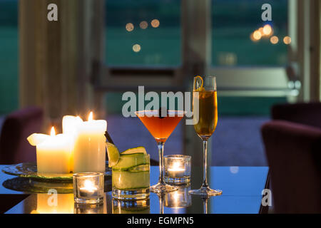 Cocktail in un bar al tramonto Foto Stock