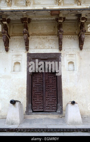 Canoni di fronte della vecchia porta di legno del XVII secolo il palazzo Jahangir Orchha Madhya Pradesh India Foto Stock