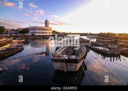 Barche in legno del vecchio porto di Moroni, Grande Comore, Repubblica federale islamica delle Comore Foto Stock