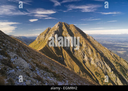 Scenic vette dei Belianske Tatry in Slovacchia sulla soleggiata giornata autunnale Foto Stock