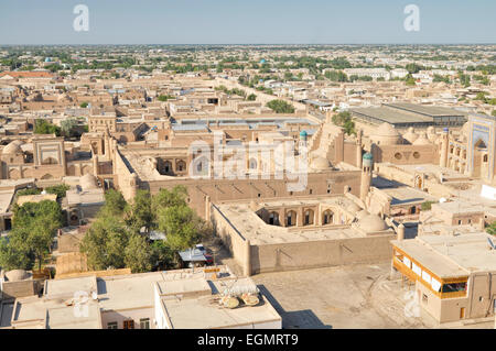 Vista aerea della città vecchia di Khiva, Uzbekistan con grande palazzo Foto Stock