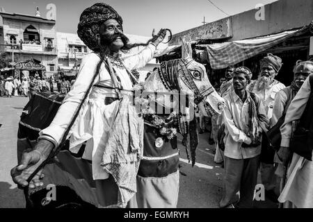 Street intrattenitore, Pushkar Camel Fair, Pushkar, Rajasthan, India Foto Stock