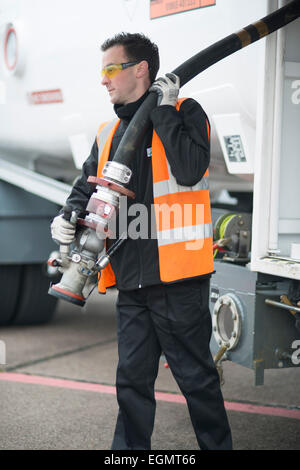 Aeroporto lavoratore dietro le quinte di Shoreham (città di Brighton) aeroporto, vigili del fuoco, personale dell'aeroporto, aerei, il rifornimento di carburante degli aerei ecc. Foto Stock