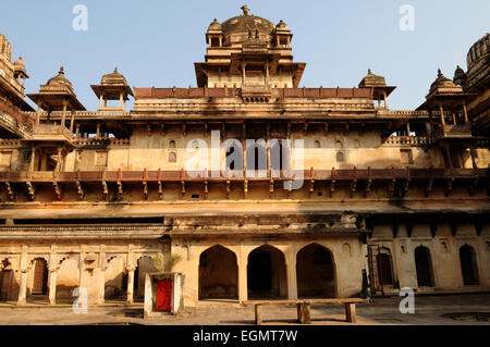 Cortile del xvii secolo di Jahangir Mahal Palace Orchha Madhya Pradesh India Foto Stock