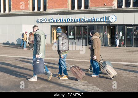 Il Centraal o la stazione centrale di Amsterdam Holland edificio. Una linea ferroviaria principale hub di trasporto. Foto Stock
