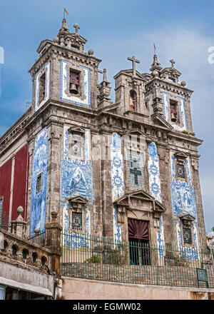 Il Portogallo , Porto . Chiesa di San Ildefonso si trova nei pressi di Piazza Batalha. La facciata della chiesa , foderato con azulejo famose piastrelle Foto Stock