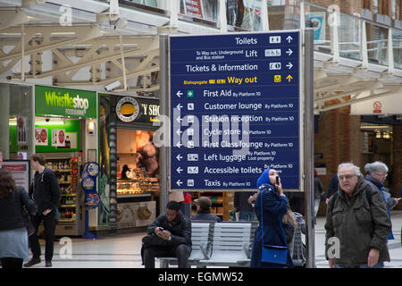 Cartello di direzione a Londra Liverpool Street Stazione Ferroviaria, London REGNO UNITO Foto Stock