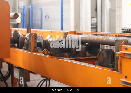 Circolazione tondino metallico in auto per tagliare in piccoli billette Foto Stock