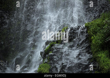 Una cascata cada sopra una rupe a Peguche Cade vicino a Otavalo, Ecuador Foto Stock