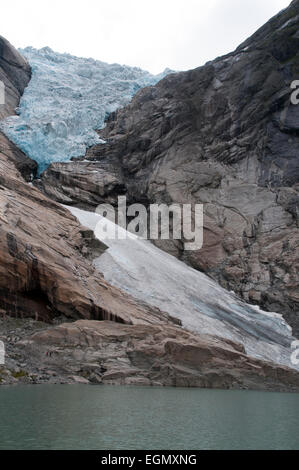 Il Ghiacciaio Briksdal è un braccio del ghiacciaio di Jostedal e quindi parte del più grande ghiacciaio in Europa continentale. Foto Stock