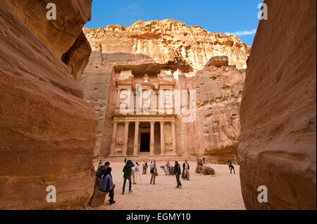 Il tesoro è chiamato anche Al Khazna, è la più magnifiche e famosa facciata in Giordania Petra Foto Stock