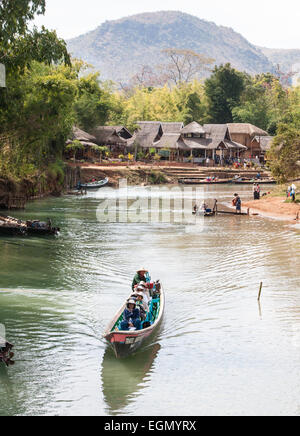 Tour in barca longboat long-tailed barca a Inthein borgo sulle rive del Lago Inle, Birmania,Myanmar. Foto Stock