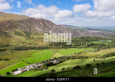 Vista al di sopra di un5 strada attraverso Nant Ffrancon valley nel Parco Nazionale di Snowdonia per Penrhyn cava di ardesia. Bethesda Gwynedd Wales UK Foto Stock