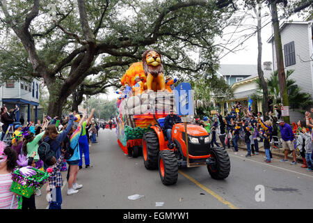 I bambini la cattura di perle, Parade, Mardi Gras 2015, New Orleans, Louisiana, Stati Uniti d'America. Foto Stock