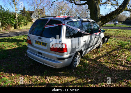 Una si è schiantato Ford Galaxy su una rotatoria a Horley. Foto Stock