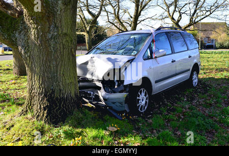 Una si è schiantato Ford Galaxy su una rotatoria a Horley. Foto Stock