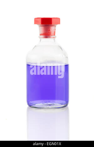 Bottiglia di vetro chiaro con liquido viola e tappo rosso. Foto Stock